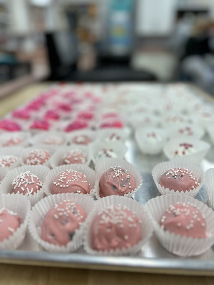 LVCulinaryArts's tweet photo. 💘 Sweet Treats for Valentines last week in Culinary!
1 for student
2 for their friends
1 for teachers @ Parent Conferences 
@LaderaVistaJH @FullertonSD https://t.co/JYwMCrjFtq
