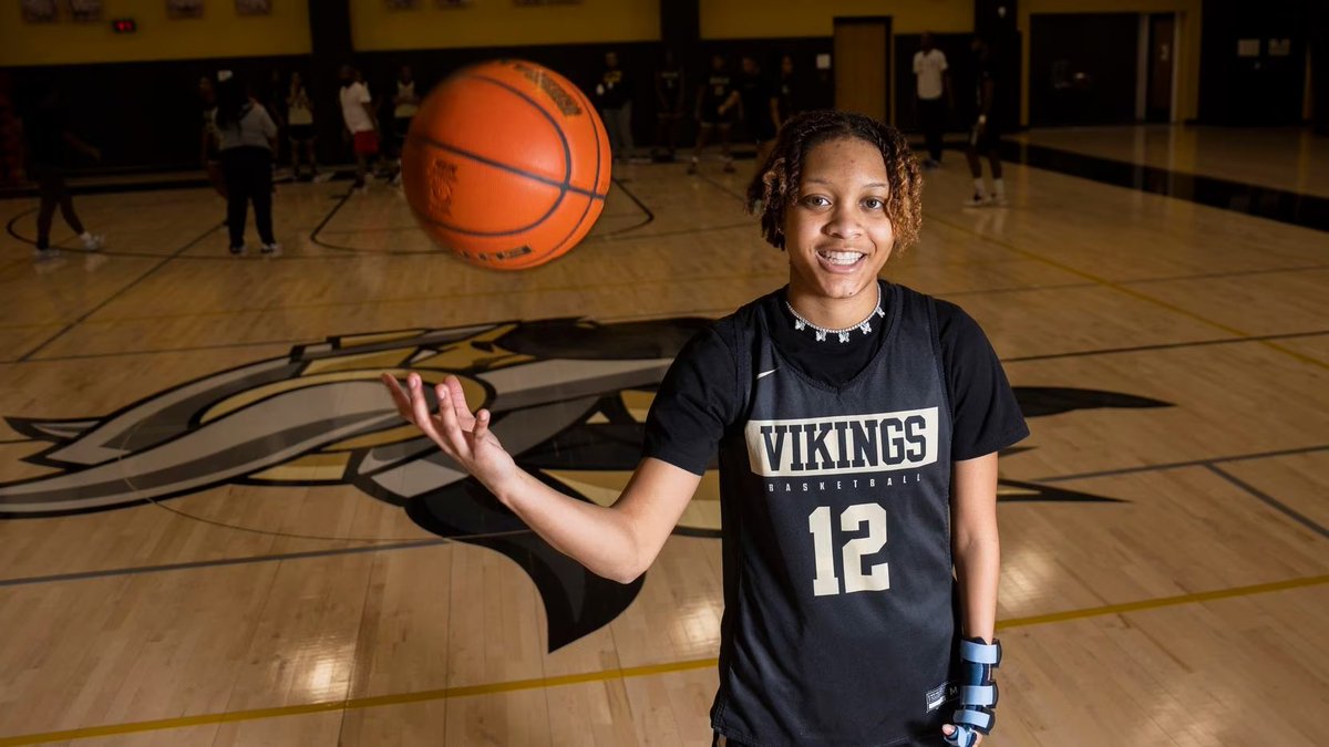 Pinkston's Savannah Scruggs was born without a fully developed left hand. 

Nevertheless, her play has inspired Pinkston's run to regional semifinals 🏀

Read more about her story from <a href="/DMNGregRiddle/">Greg Riddle</a> here:
bit.ly/41rbXmb