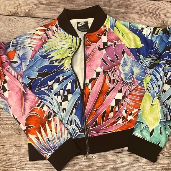 cclassyamaone's tweet photo. So good I had to share! Check out all the items I'm loving on @Poshmarkapp from @cjBlueCreates @AmyBoccia #poshmark #fashion #style #shopmycloset #nike #vintage #maxandcelo: https://t.co/d6dzChfcqd https://t.co/D298HBKIK6