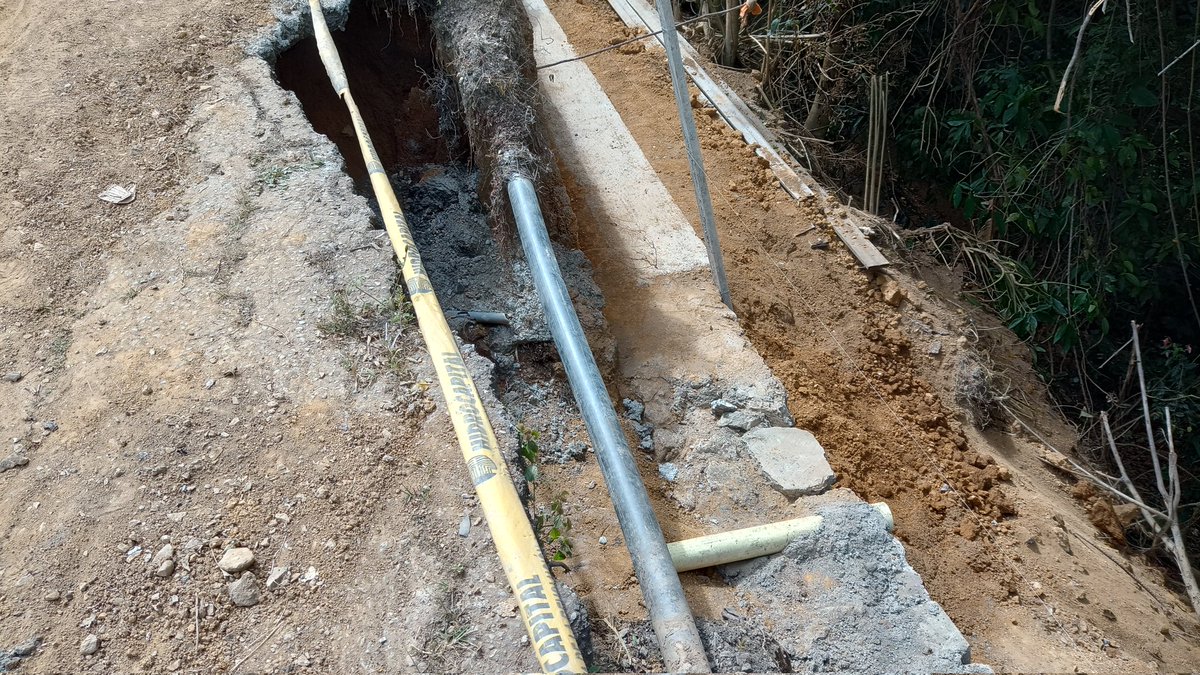 jagomezt's tweet photo. @pattymbad @ElHatillo Personalmente, tengo observaciones acerca de la solución de muro de concreto ciclópeo (muy débil para esa función), en construcción para corregir la falla de borde en la vía del Botalón hacia Corralito. Elemento construido en el talud y muro y base muy angosta. https://t.co/O7Z4VcZj0z
