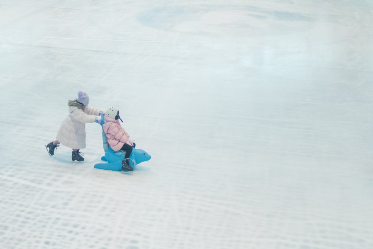 shonaifun's tweet photo. グレースカイな庄内の冬。
思いっきり雪を楽しむアクティビティも最高だけど、天気が悪くても、いつでも楽しめちゃうのが全天候型のスワンスケートリンク。インドアとアウトドアのいいとこ取り。初心者向けのワンポイントアドバイスも！
続きはWebで
https://t.co/cJadXid8N6 https://t.co/s5bbWgBIfb