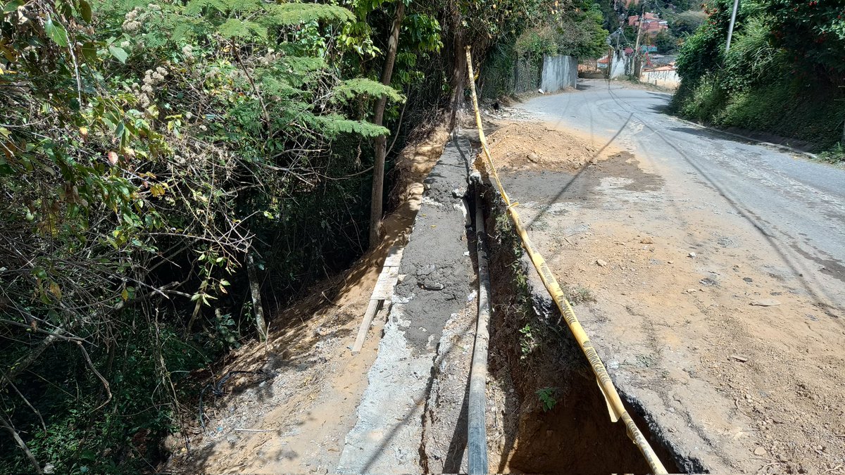 jagomezt's tweet photo. @pattymbad @ElHatillo Personalmente, tengo observaciones acerca de la solución de muro de concreto ciclópeo (muy débil para esa función), en construcción para corregir la falla de borde en la vía del Botalón hacia Corralito. Elemento construido en el talud y muro y base muy angosta. https://t.co/O7Z4VcZj0z