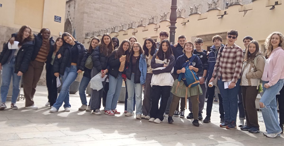 BSNLanguages's tweet photo. Afternoon visit to La Lonja. @UNESCO_es site, home of the silk trade in the Mediterranean. With workbooks. @BSNTrips #sslspanish #ssvspanish @BSN_SSV @BSN_SSL https://t.co/ckAuN3VTfV