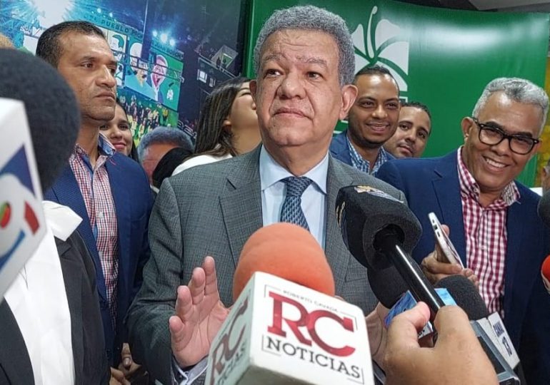 trocheperez01's tweet photo. De último minuto: expresidente @LeonelFernandez advierte pueden depositar cualquier ley en el congreso el 27 d febrero pero sin tocar la constitución xq si lo hacen tendrán el país y a el d frente pase lo q pase xq ahora mismo diré como dijo una dama el horno no ta para galletica https://t.co/MEE8lFZsGO