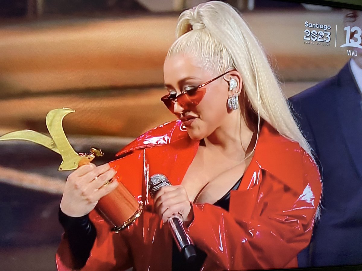 javiwi_wi's tweet photo. Christina Aguilera: Qué tipo de Grammy es este? https://t.co/TndXbfcNkQ