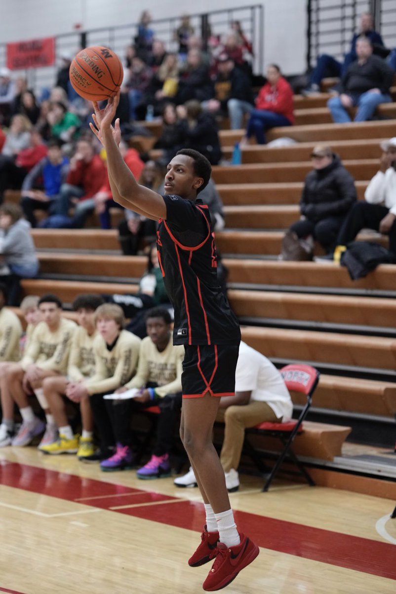 Panthers lead the Eagles at the half. @LNHoopsOx <a href="/LNHS_Panthers/">Lakeville North High School</a>