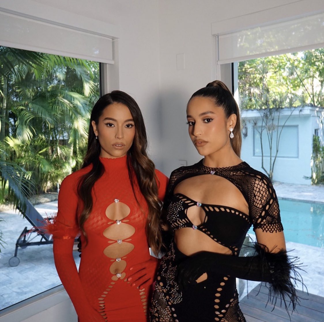 LasVillaCharts's tweet photo. Nueva foto de Las Villa previa a su llegada a los #PremioLoNuestro 2023. 💄 https://t.co/BieNrdeK6b