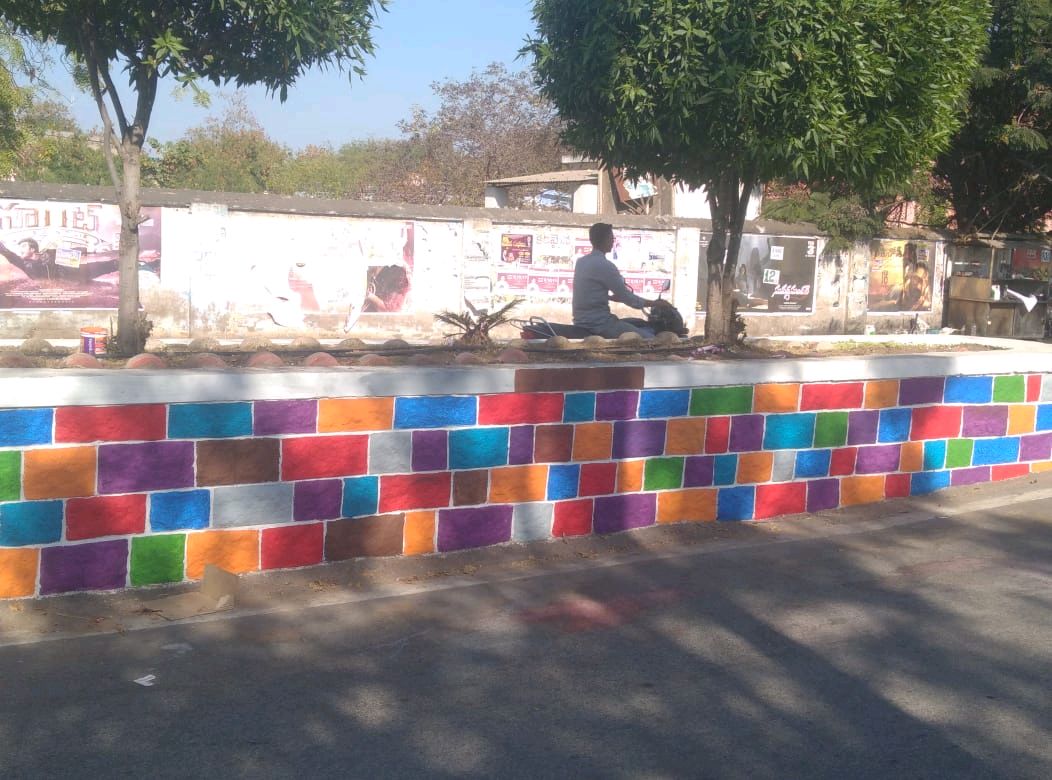 APInfraUpdates's tweet photo. #Kurnool, KMC has taken up repair, restoration and painting of dividers and central medians in the City.
#AndhraPradesh
#Nandyala
#AndhraUpdates
#Hyderabad
#Rayalaseema
#KurnoolUpdates
#AndhraInfra
#AndhraRoads https://t.co/Iq1kA9DqPi