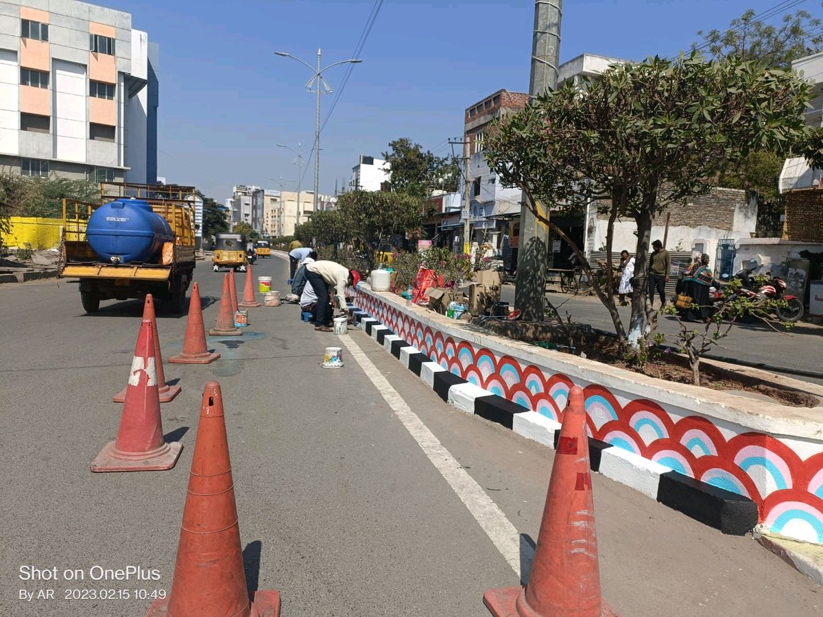 APInfraUpdates's tweet photo. #Kurnool, KMC has taken up repair, restoration and painting of dividers and central medians in the City.
#AndhraPradesh
#Nandyala
#AndhraUpdates
#Hyderabad
#Rayalaseema
#KurnoolUpdates
#AndhraInfra
#AndhraRoads https://t.co/Iq1kA9DqPi