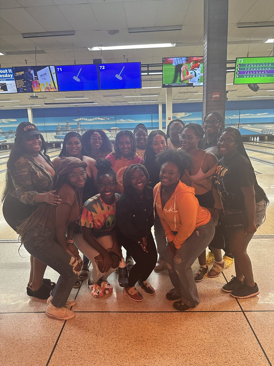 BslsUcf's tweet photo. Bowling is fun in your spare time🎳 Thank you to all our girls that came out to our Sister Social: Bowling Edition💜🧡
#ucfbsls #bigsisterlittlesister #sistersocial #bowling https://t.co/ND6K26oLy8
