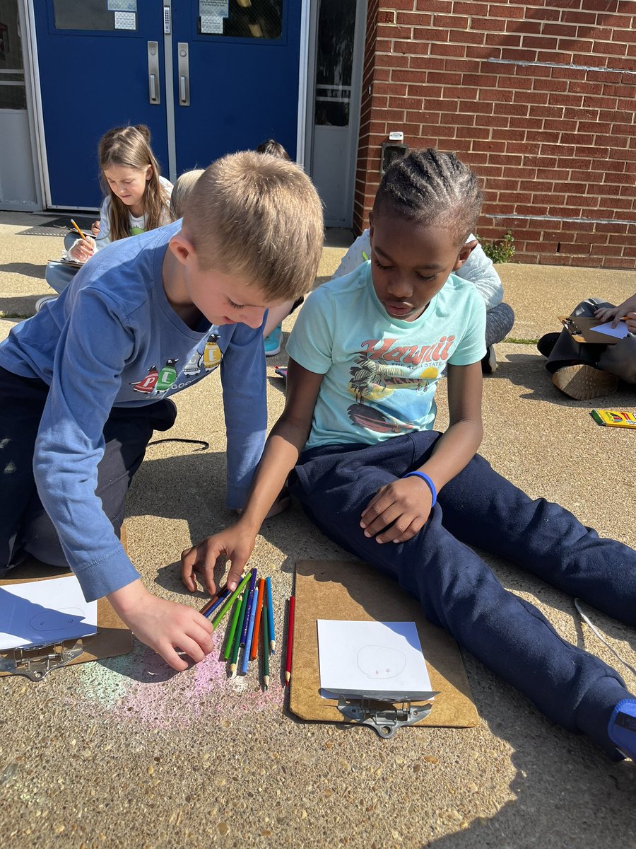 MsJordan_3's tweet photo. What a gorgeous day for a school wide PBIS reward! Creating a class quilt 🎨 ☀️ @krismith502 @AlantonAstros https://t.co/F7EjhcdQLe