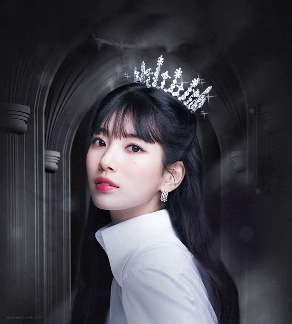 suzyall's tweet photo. 네이버 시리즈 “인생작을 만나다” 수지 편
<언니, 다음 생엔 내가 왕비야> 보정 3pics &amp; 트위터 헤더 2pics  #수지 #SUZY 

▫️ https://t.co/mbjpw46iIN

모든 생에 왕비 하시길...👑 https://t.co/k3MCQxnj6W