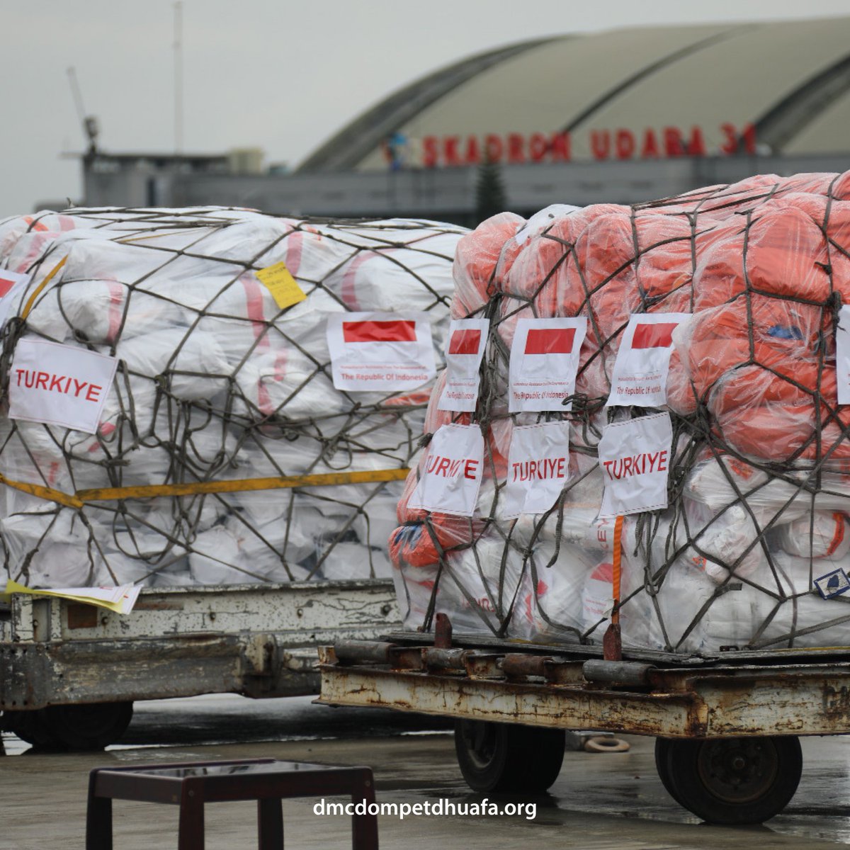 dmcddofficial's tweet photo. Berbagai lembaga dan organisasi kemanusiaan berkolaborAksi dengan pemerintah Indonesia dalam upaya membantu para penyintas gempa di Turki. https://t.co/Mmihe9Er1T