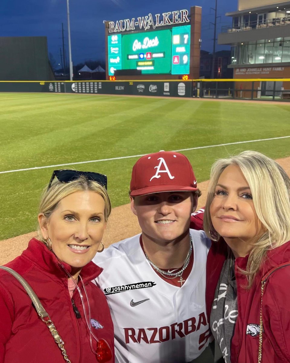 MaryHyneman's tweet photo. … nobody will love you more @JHHyneman @RazorbackBSB … #proudauntie #proudmom #openingday #razorbacks #baseball #WPS♥️🤍 https://t.co/Q8AvXhULzA