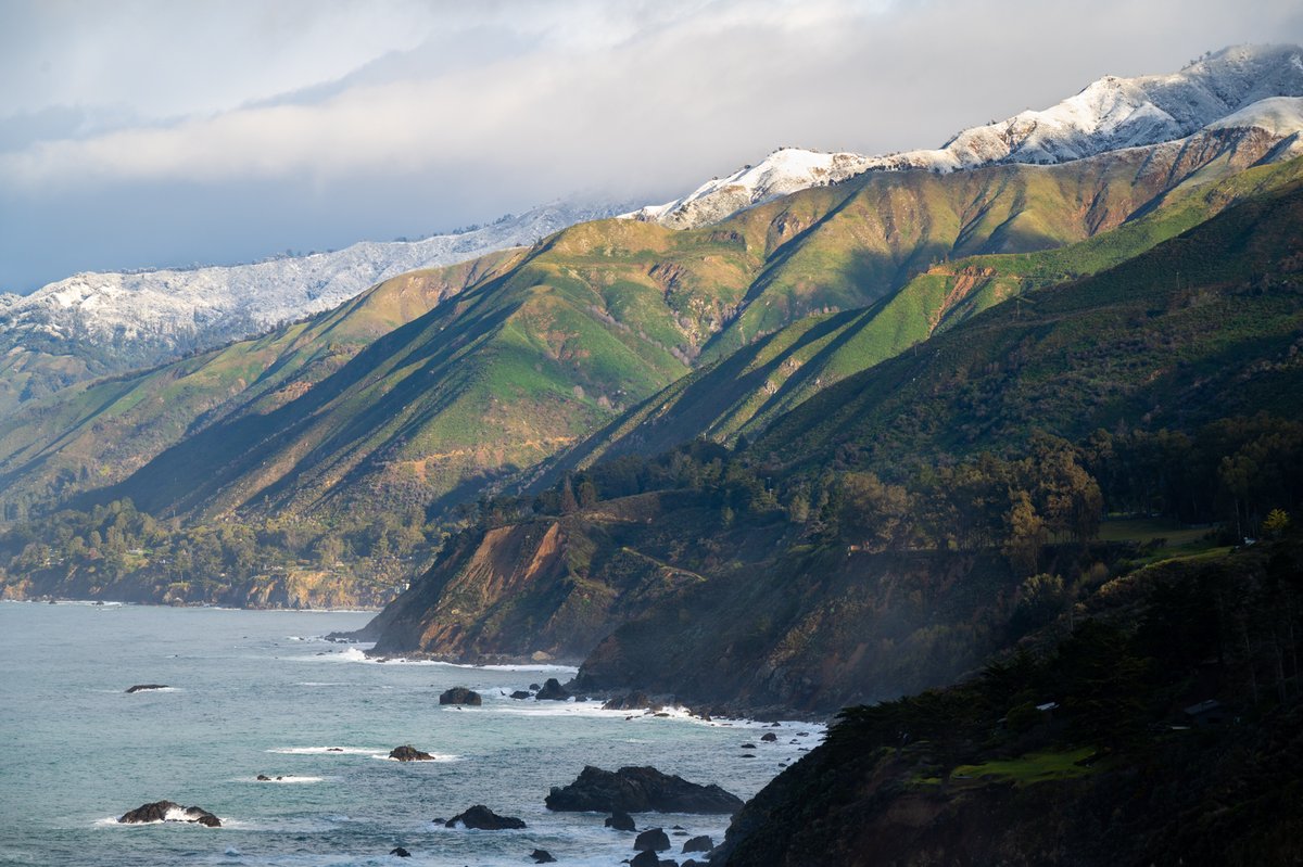 Snow coats the tops of peaks at Big Sur this morning. ❄️ #cawx <a href="/NWSBayArea/">NWS Bay Area 🌉</a> <a href="/JimCantore/">Jim Cantore</a>