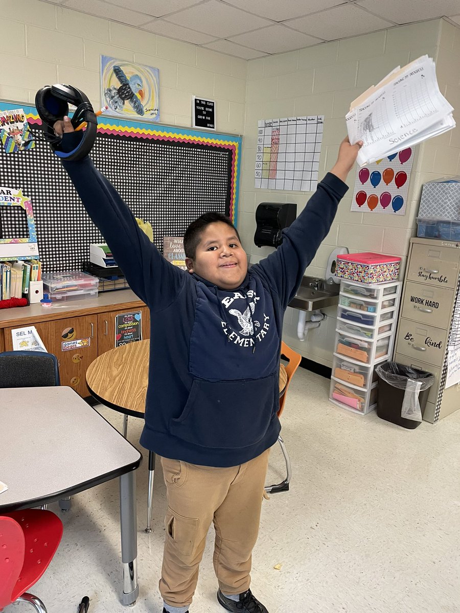 MSTDAVISFAB5's tweet photo. This is the face of pure triumph! 💪🏾This ML S has made 2 A’s in the last 2 days on his benchmrk test. 🎉🎊This S has worked extremely hard to reach his goals this year and I couldn’t be prouder.  Keep It up! #Growing2greatness #DFab5 #EaglePride @EastESNC https://t.co/BTo3LghYr4