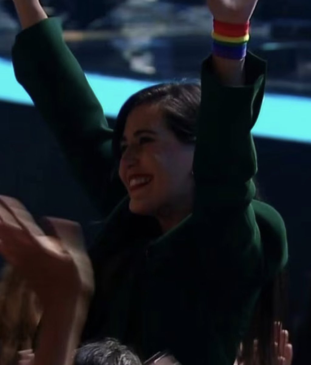 Macarena Ripamonti se ganó el amor de la comunidad cola 💚💙💜🧡💛❤️ #VIÑA2023 <a href="/MacaRipa/">Macarena Ripamonti</a> #xtina