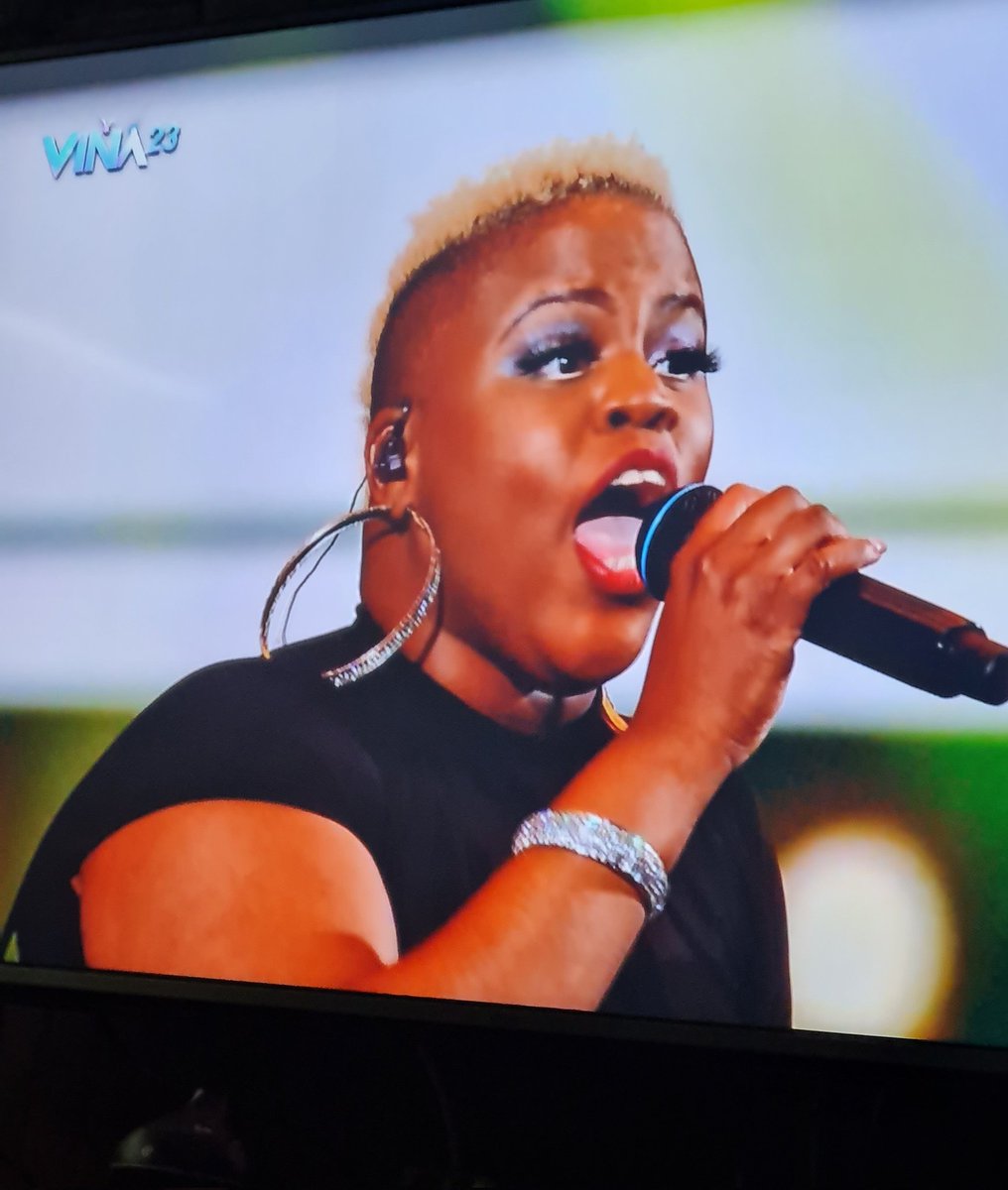 perrocontento1's tweet photo. Tremendo espectáculo el que está dando Christina Aguilera. En su ausencia deja a las chicas de su coro que tienen un vozarrón increíble, las que siguen dando un espectáculo tremendo mientras llega la diva.
#VINA2023 
#ChristinaAguilera https://t.co/F8yixtZb1z