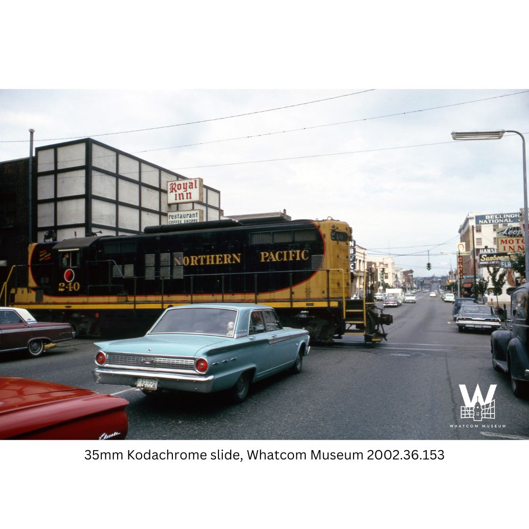 Whatcom_Museum's tweet photo. In August '64, traffic on W. Holly Street (Highway 99) had to stop whenever a Northern Pacific locomotive was moving boxcars through the alley between State St. and Railroad Ave. The Northern Pacific quit running in the alley in '70.
#WhatcomMuseum #Archive #Belllingham #dtbham https://t.co/TnkpmRSIIN