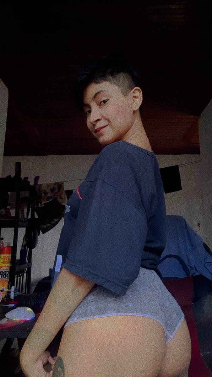 lizethecat's tweet photo. Queria mostrar que eu tava gostosa com minha blusa de pijama https://t.co/ERyPCaXQiR