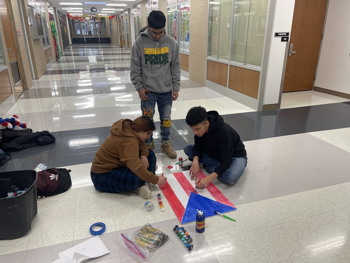 bailon1_carina's tweet photo. Our Estudiantes Unidos students wrapping up their final details for tomorow's festival of cultures event  at EGHS! 🥳🇻🇪🇲🇽🇵🇷 @Ricardo95186074 https://t.co/fCysGf6tW8