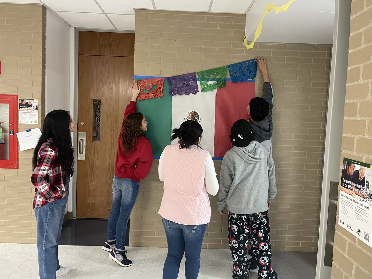bailon1_carina's tweet photo. Our Estudiantes Unidos students wrapping up their final details for tomorow's festival of cultures event  at EGHS! 🥳🇻🇪🇲🇽🇵🇷 @Ricardo95186074 https://t.co/fCysGf6tW8