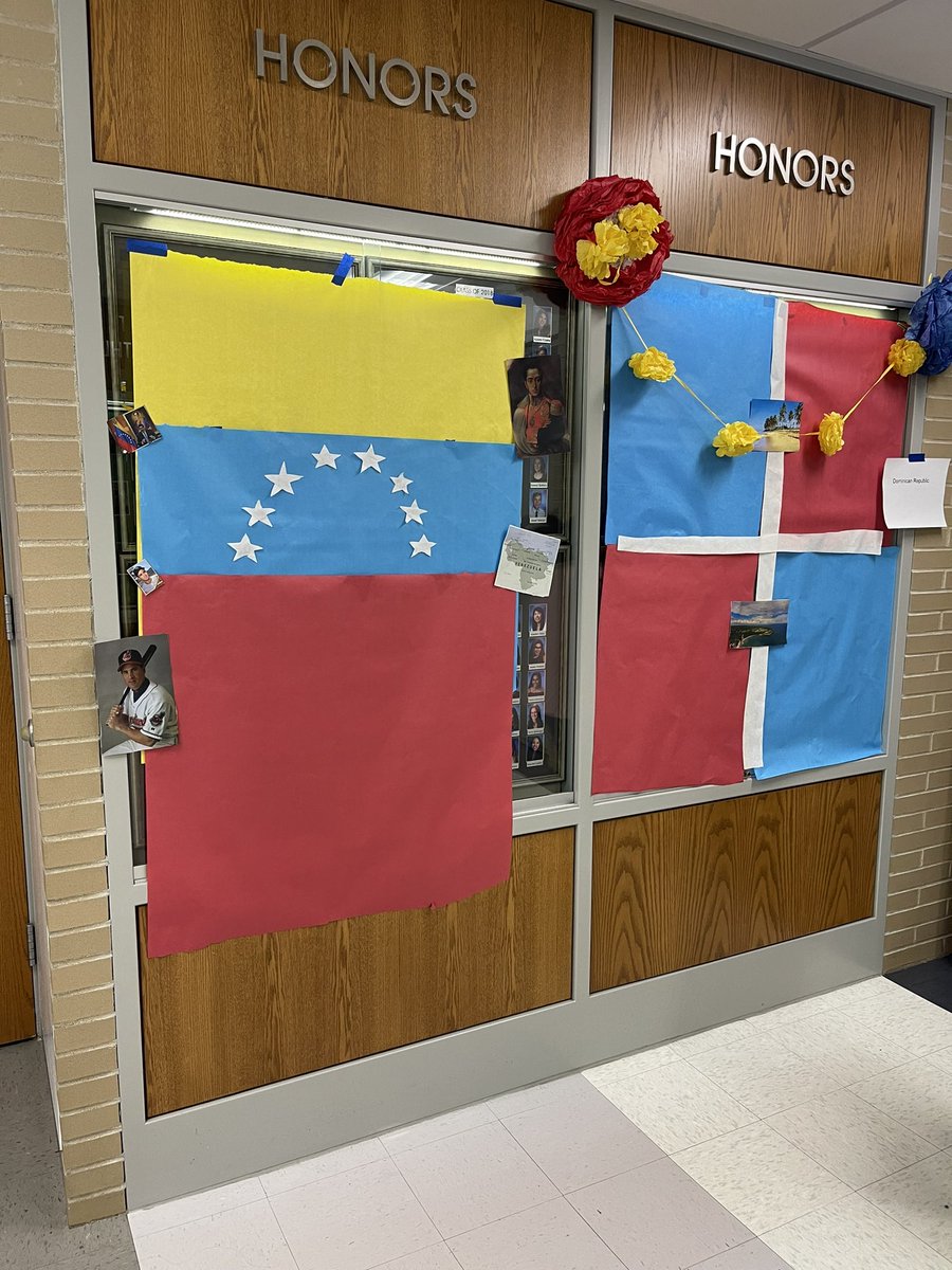 bailon1_carina's tweet photo. Our Estudiantes Unidos students wrapping up their final details for tomorow's festival of cultures event  at EGHS! 🥳🇻🇪🇲🇽🇵🇷 @Ricardo95186074 https://t.co/fCysGf6tW8