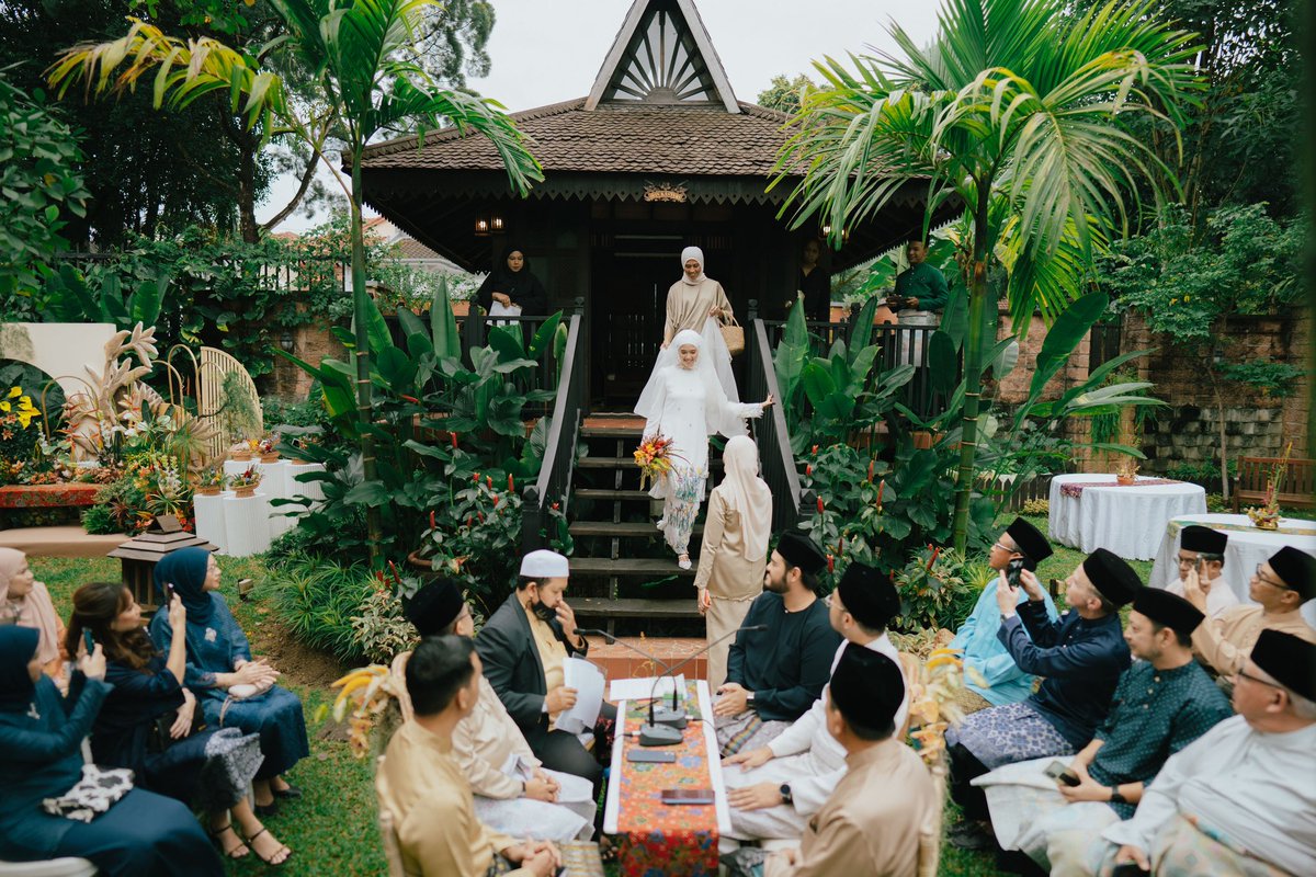 ayshardzn's tweet photo. some photos from my brother’s @abbasridz nikah a couple of weeks ago. SIL had 🌶️ in her bouquet 🤍 https://t.co/GAHk2p5APE