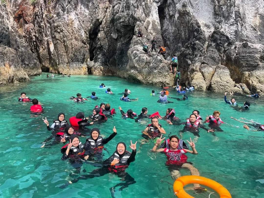sillslyna's tweet photo. The beach is calling and you must go. 
🌊🤽😍

The Famous &amp; Beautiful Mersing Island, Johor, Malaysia🇲🇾🌊🏖

Mac-Ogos adalah masa yang terbaik untuk ke Pulau...

Ahhhhh jom HOLIDAY 💃🕺

Harga bermula dari RM 140 je gaiss!

WhatsApp 👇
https://t.co/q7FE91wsb1 https://t.co/Geltk6f8wE
