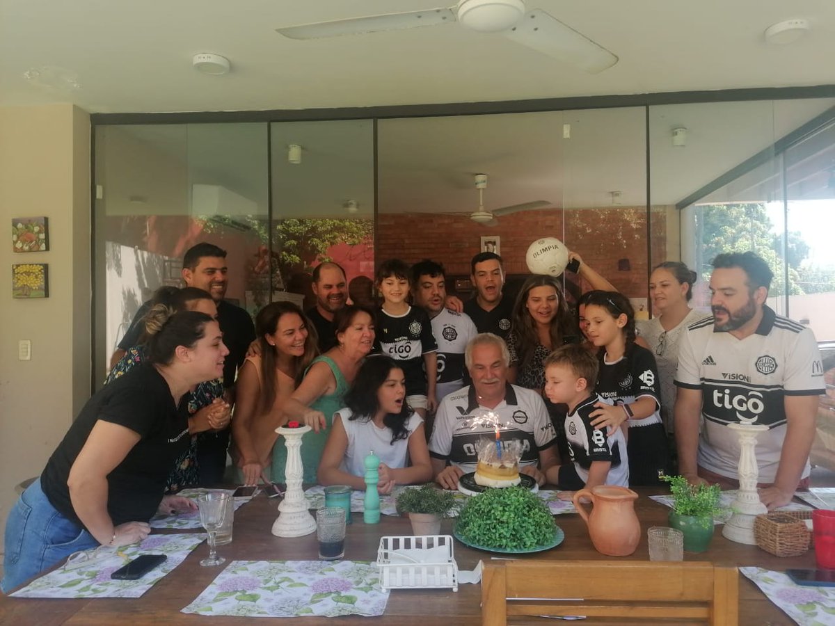 titosiani's tweet photo. @OlimpiaMedia @yerbamateindega Festejando el cumpleaños en familia y de smoking con el que nos llevó una tarde https://t.co/R9AMtIs8wI