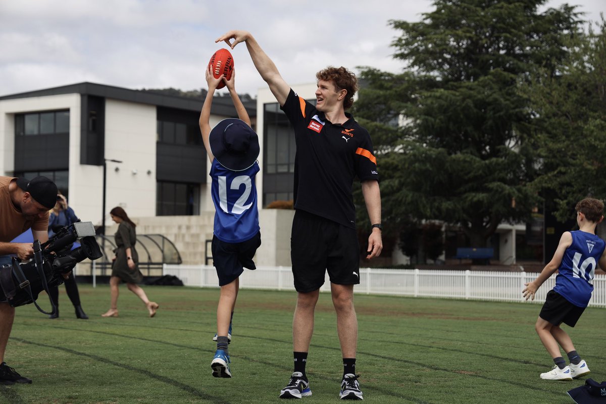 GWSGIANTS's tweet photo. King of the kids 👑 @padreverdi #BigBigSound https://t.co/6x0YXS5Ccq
