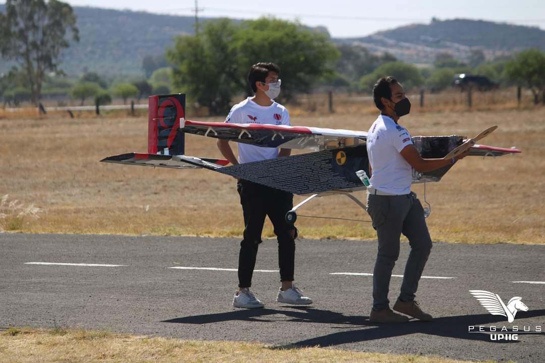 RubenValenciaM7's tweet photo. Mucho gusto a todos mi nombre es Ruben Medina  representando al equipo PEGASUS UPIIG 🛩️,un grupo de estudiantes mexicanos inscritos  en el concurso SAE Aerodesign 2023. Estamos realizando esta rifa para financiar el proyecto,cualquier apoyo es bienvenido y agradecemos de antemano https://t.co/A5uWMJSKLp