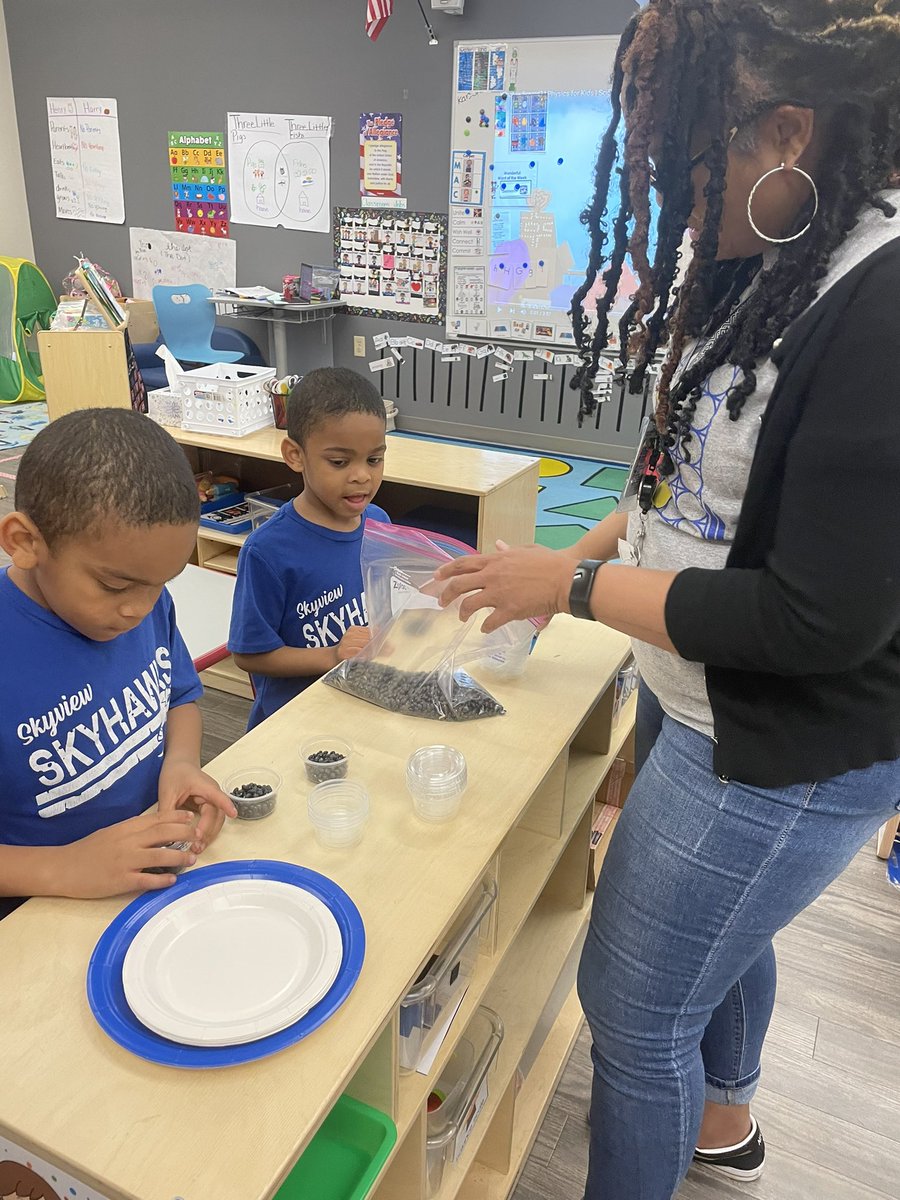 Mrs_Ledford's tweet photo. We had a great STEAM night @SkyviewPreK 💙💚 #prek #skyviewprek https://t.co/FxDUGPneYX