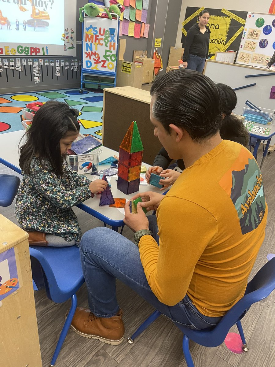 Mrs_Ledford's tweet photo. We had a great STEAM night @SkyviewPreK 💙💚 #prek #skyviewprek https://t.co/FxDUGPneYX