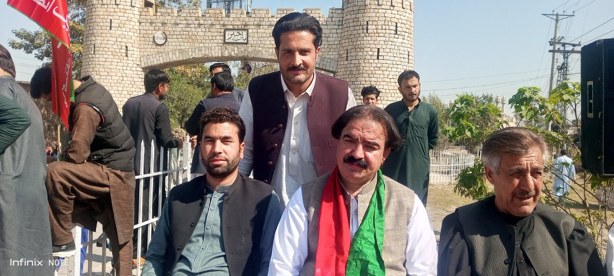 تھوڑ دو خوف کے زنجیریں نکلو پاکستان کی خاطر۔
جیل بھرو تحریک کا حصہ بنو۔
عمران خان کے لیے جان بھی قربان 🙏🏻