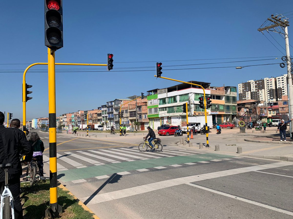 Deyaniravilam's tweet photo. #BuenasNoticias
🛣️Hoy habilitamos nuevos segmentos viales de la av Guayacanes

Junto a la alcaldesa @Claudialopez y el director del @idubogota @DiegoDsanchez, recorrimos los tramos 1 y 2 de esta megaobra, que beneficia a más de 1,5 millones de habitantes del sur de la ciudad👇 https://t.co/mvjMhZB5MM
