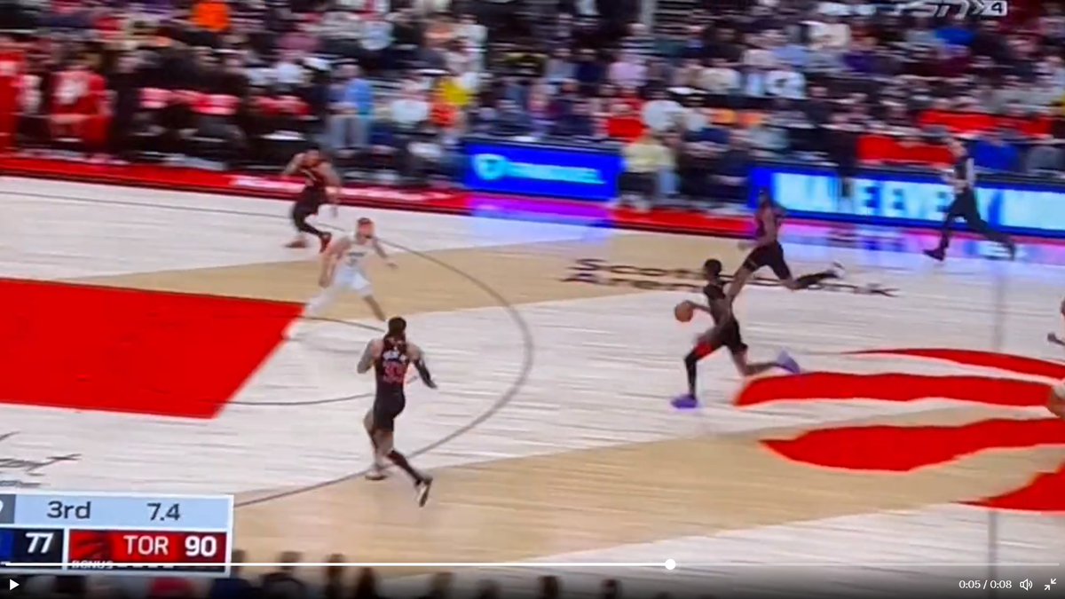 william_lou's tweet image. this was his last dribble before he dunked it. wasn't a travel either.