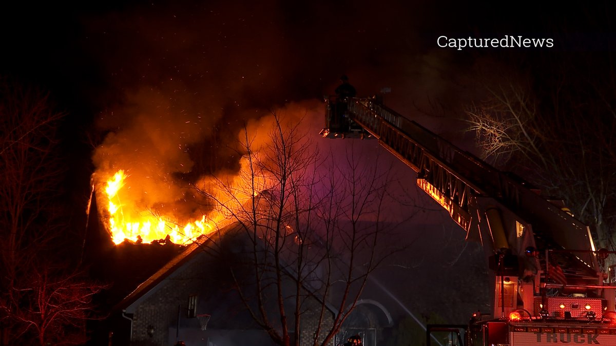 219breakingnews's tweet photo. MUNSTER, IN: Extra alarm fire guts home in the 1400 block of Brandywine. Multiple mutual-aid companies from across NWI as well as Homewood & Flossmoor Illinois assisted. Flames leaped from the residence. Video available @CapturedNews #BREAKINGNEWS, #MUNSTER, #FIRE, #EXTRAALARM https://t.co/v3ARqPlrKy