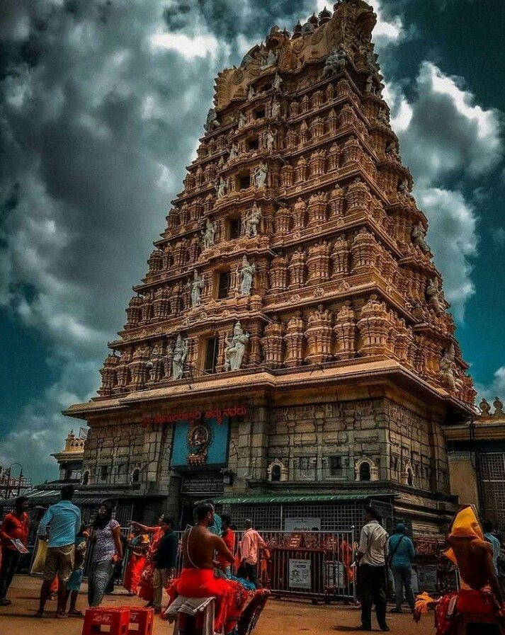 Priyamvada227s's tweet photo. Situated on the top of Chamundi hills, Chamundeshwari Mandir is one of the most popular and ancient temples of Mysore. https://t.co/ZqpSIEn8tY