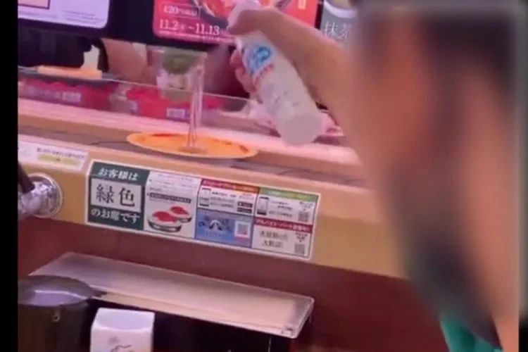 《史上最悪の迷惑動画》！「回っている寿司にアルコールスプレー噴射」事件‼