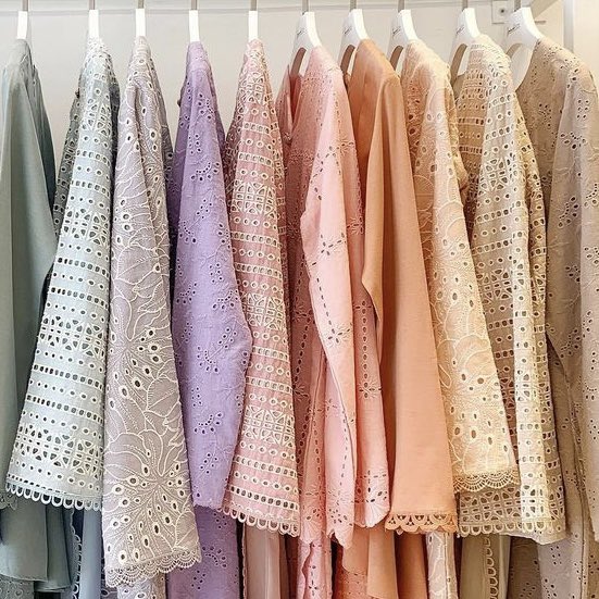 Found this one shop that sells minimal kurung in soft pastel tone, with embroidered detailing. 

So cute, definitely a must have!🤍