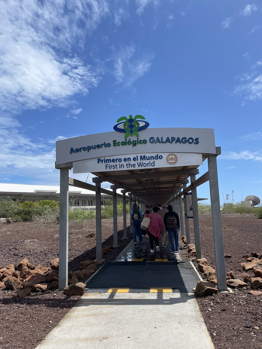 SamyHidalgo1990's tweet photo. Nos encontramos en Galápagos por un proyecto de investigación, participan estudiantes de las carreras de geología y de ingeniería Civil @FictESPOL https://t.co/y7LWNHsy4B