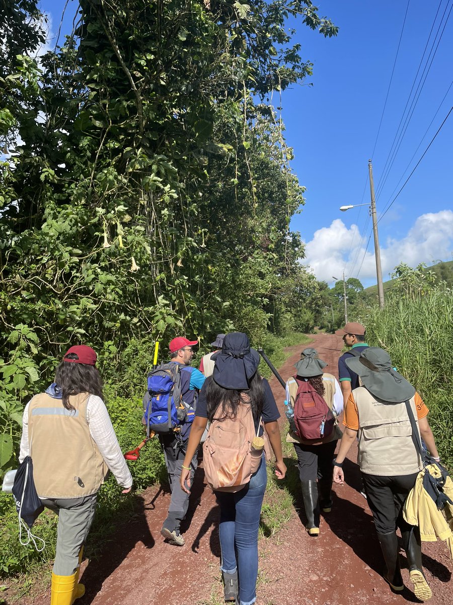 SamyHidalgo1990's tweet photo. Nos encontramos en Galápagos por un proyecto de investigación, participan estudiantes de las carreras de geología y de ingeniería Civil @FictESPOL https://t.co/y7LWNHsy4B