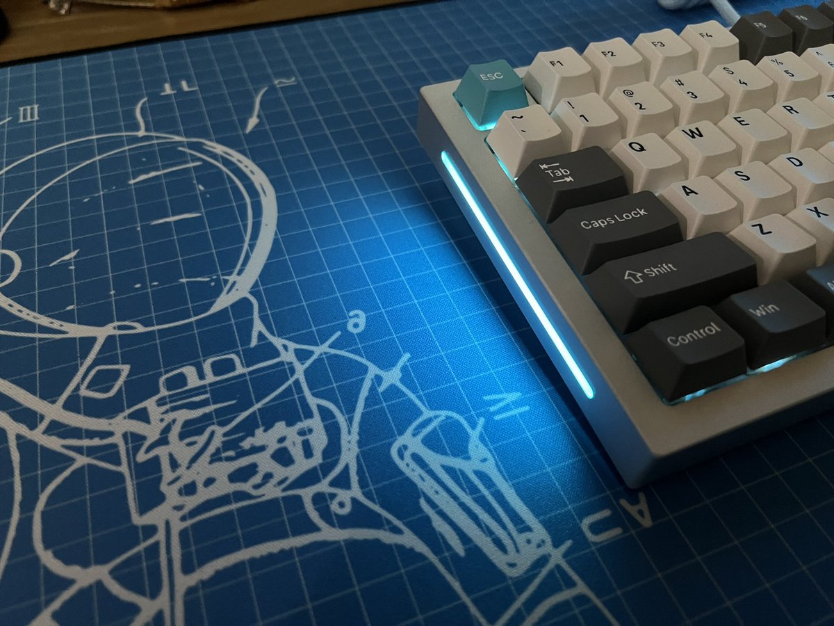 CMX4's tweet photo. Couldn’t be happier with my #GMMKPro I built. Took a few days to settle but the end result is a board that sounds &amp; feels so good it’s scary. I’ll be building another on https://t.co/z39M8O1EfD for a future giveaway &amp; I’m really looking forward to it @Glorious #mechanicalkeyboard https://t.co/4X7OXQFy4d