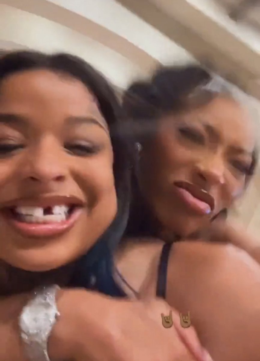 weedasee's tweet photo. nobody:
me: 10 shots in laughing cause my hg nigga got took at #CasaFreakNU😂😂😂 https://t.co/2cZRzCf27h