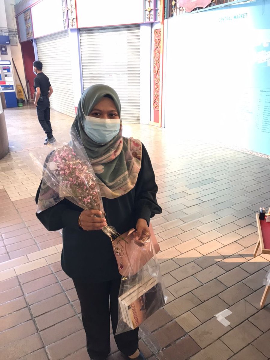 BukuFixi's tweet image. Sekali lagi, 10 pembeli #KembaraFixi pertama di #KLAB2023 dapat bunga!