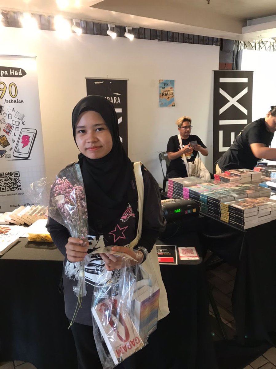 BukuFixi's tweet image. Sekali lagi, 10 pembeli #KembaraFixi pertama di #KLAB2023 dapat bunga!