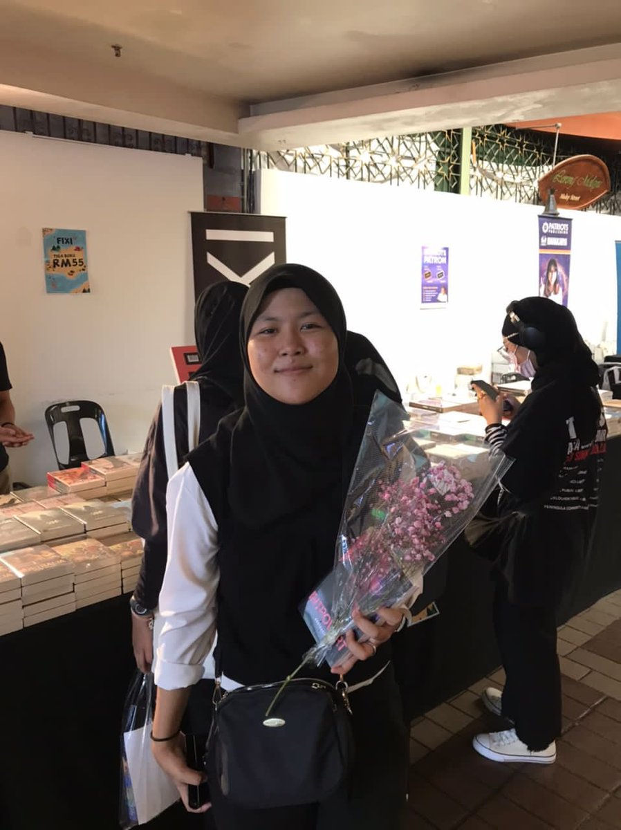 BukuFixi's tweet image. Sekali lagi, 10 pembeli #KembaraFixi pertama di #KLAB2023 dapat bunga!