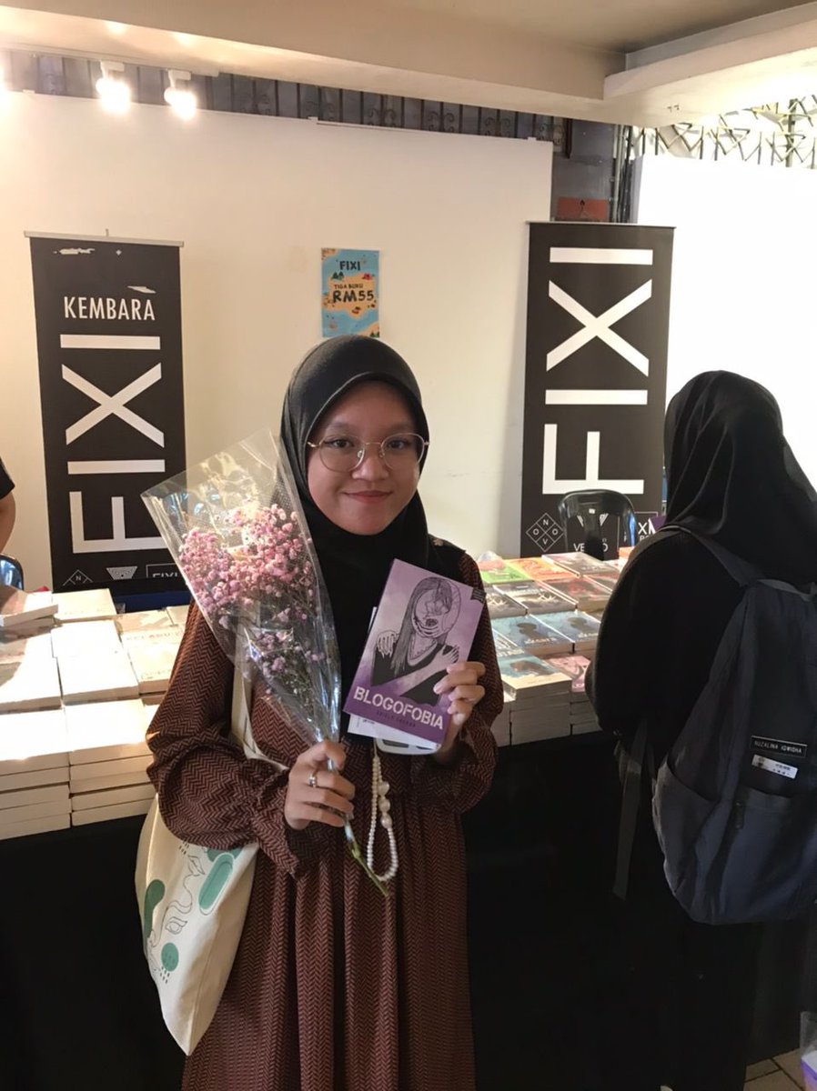 BukuFixi's tweet image. Sekali lagi, 10 pembeli #KembaraFixi pertama di #KLAB2023 dapat bunga!