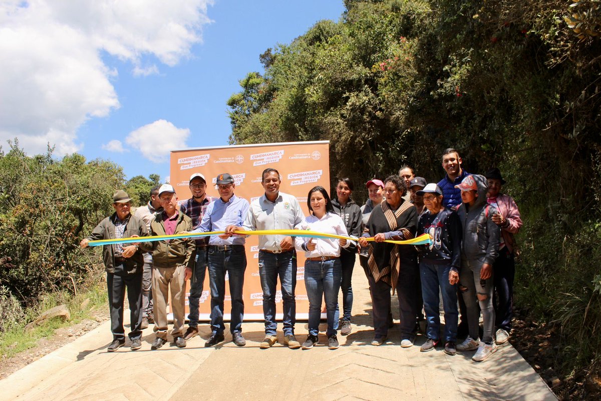 SecAsuntosCund's tweet photo. Continuamos con la entrega de obras en nuestro bello departamento.#hoy desde el municipio de @GuachetaCund con la entrega del mejoramiento de la vía san Antonio sector oleoducto #EntregamosProgreso,gracias ⁦@nicolasgarciab⁩ https://t.co/pu38tF4f3p